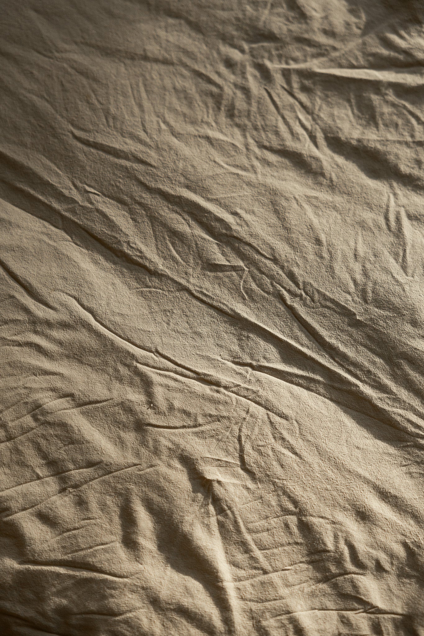 Påslakanset Crinkle Khaki Green – närbild av tygets skrynkliga struktur