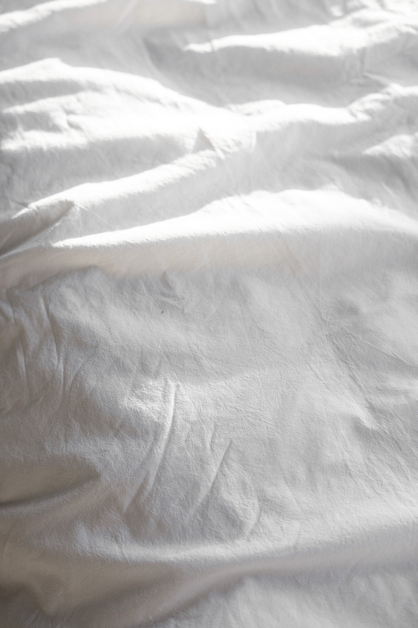 Påslakanset Crinkle Off White – närbild av tygets skrynkliga struktur