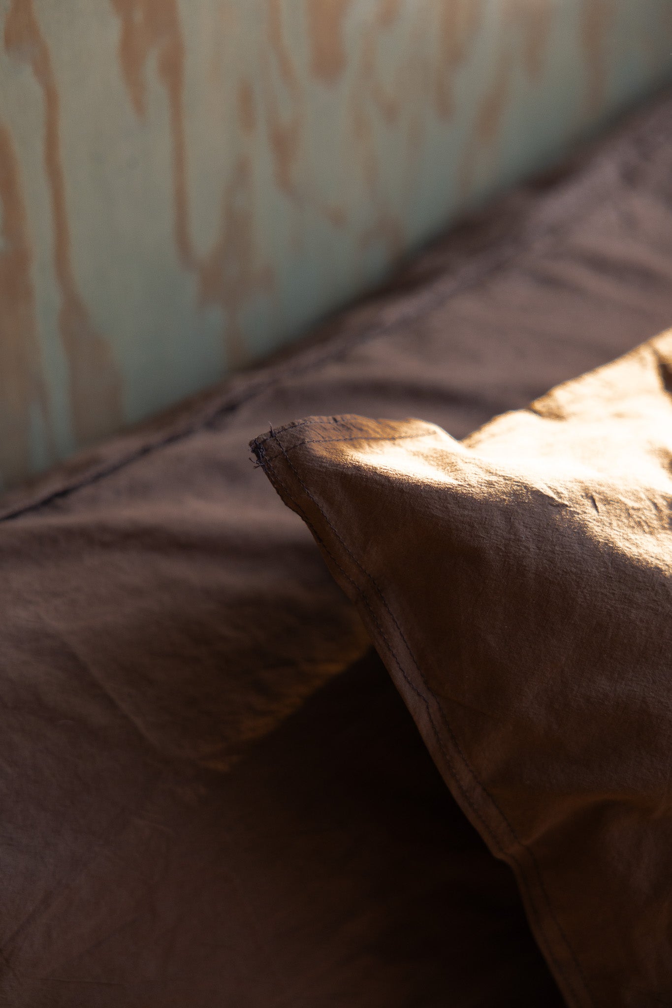 Kuddfodral Crinkle Espresso (65x65cm)