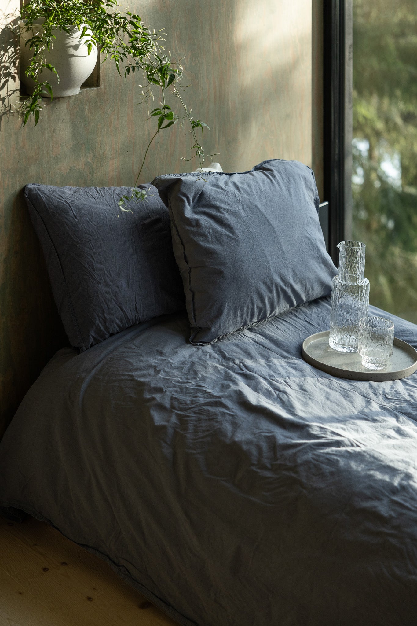 Kuddfodral Crinkle Dusty Blue – bäddad säng med kuddar