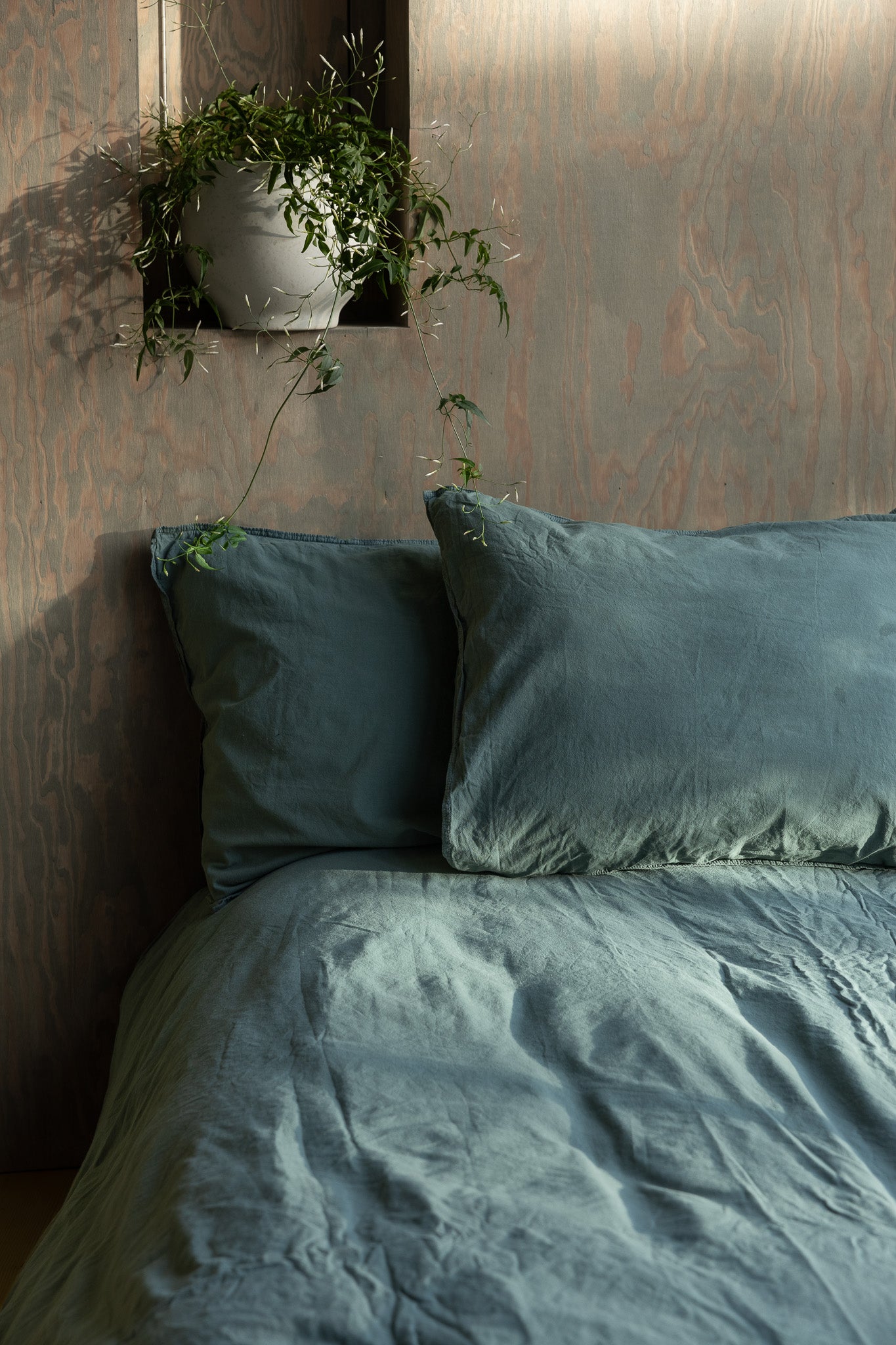 Påslakanset Crinkle Mineral Green – bäddad säng med kuddar