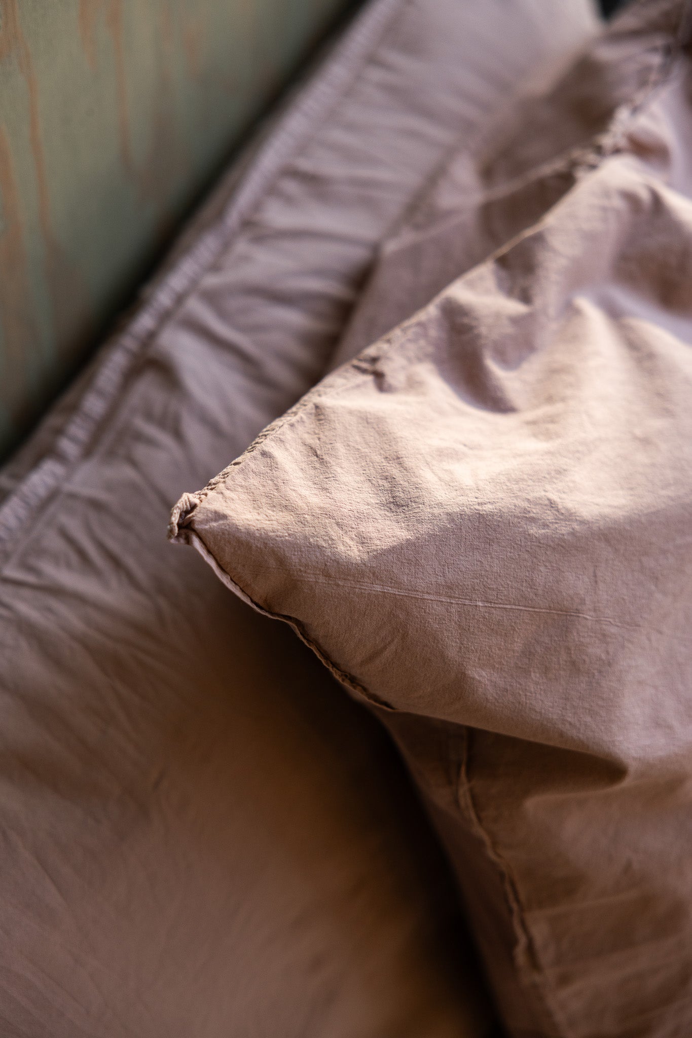 Kuddfodral Crinkle Rose Taupe (65x65cm)