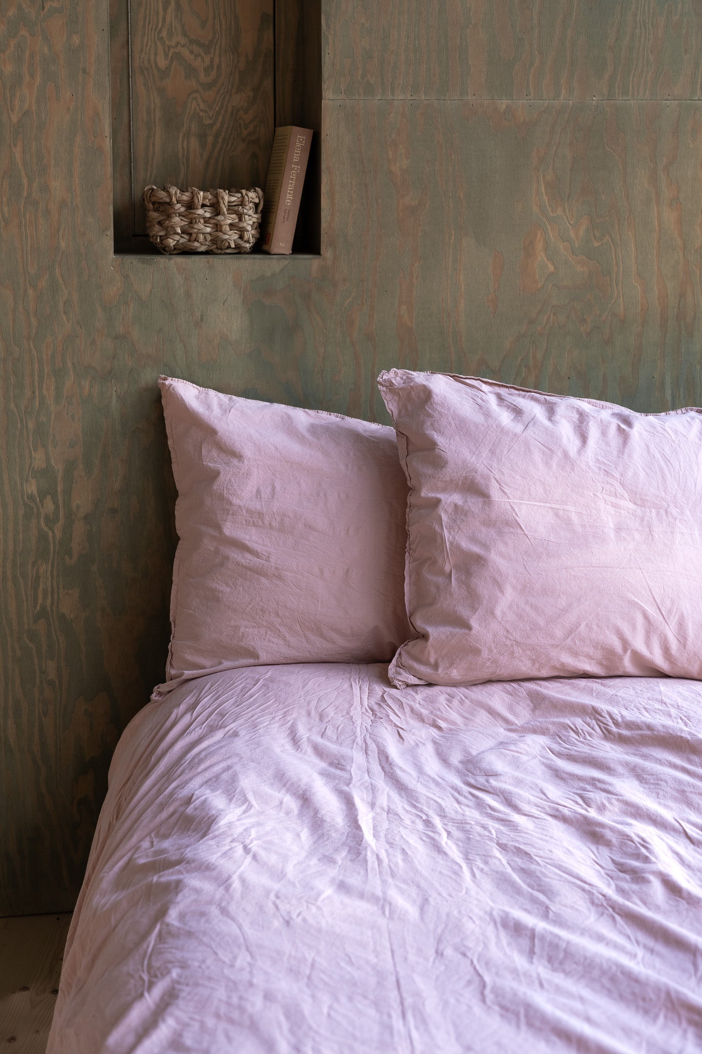 Påslakanset Crinkle Creamy Violet – bäddad säng med kuddar