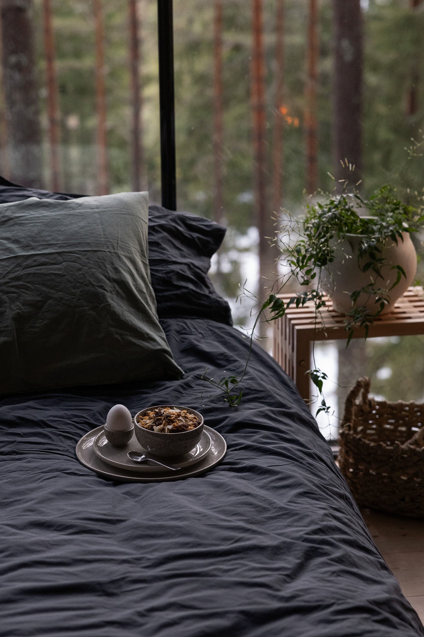 Påslakanset Crinkle Midnight – bäddad säng med kuddar