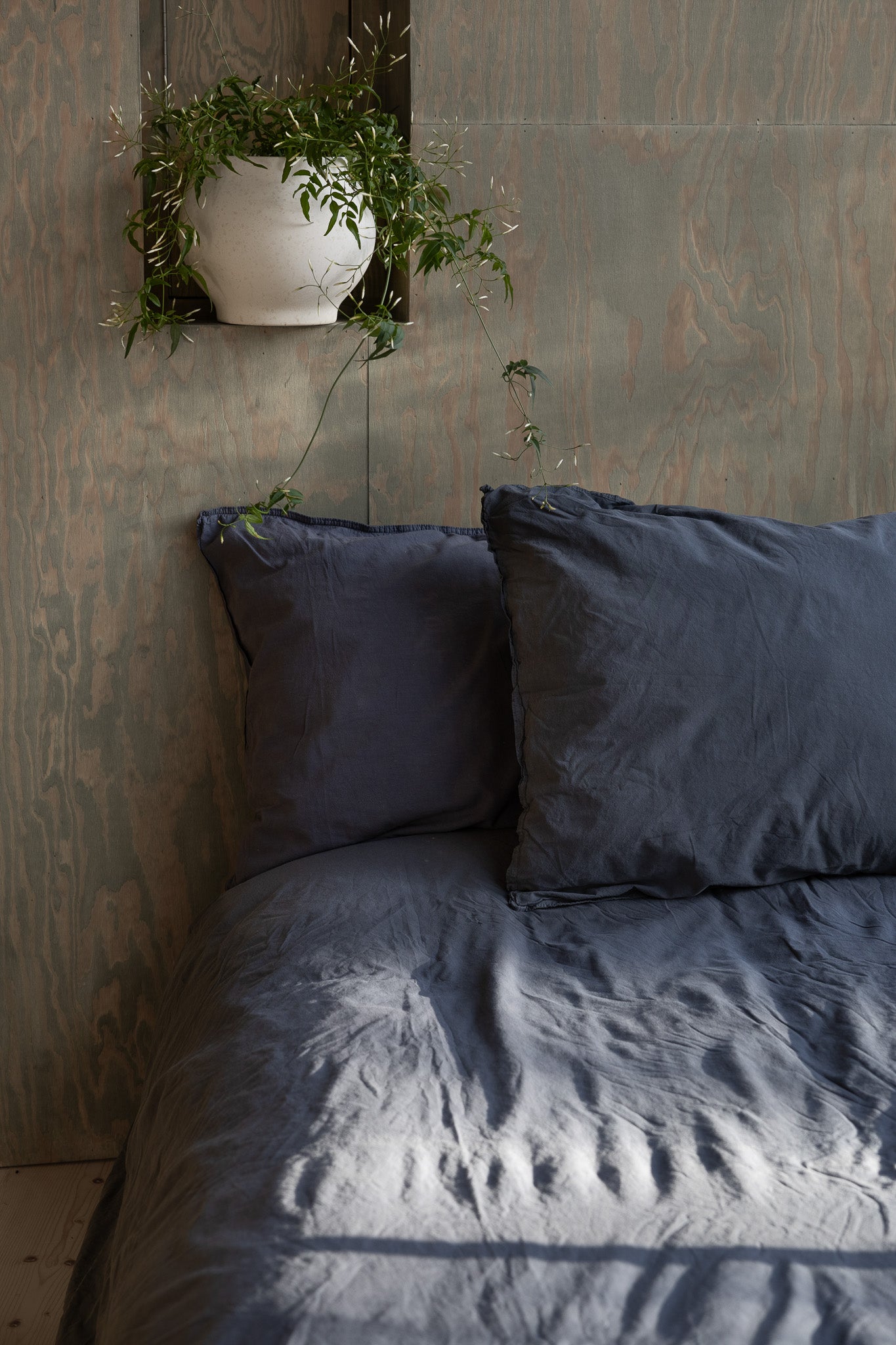 Påslakanset Crinkle Midnight – bäddad säng med kuddar