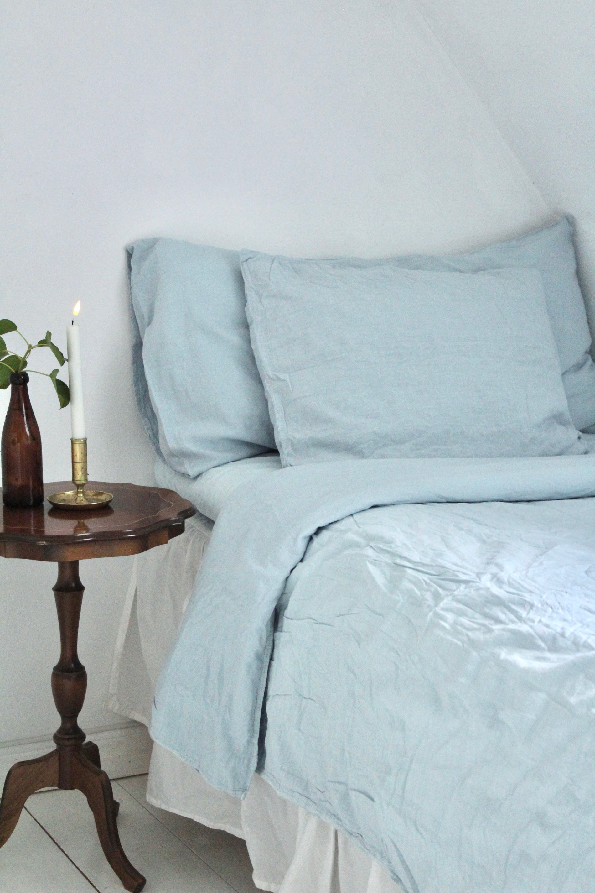 Säng bäddad med ljusblått påslakanset – Gemini Touch of Indigo
