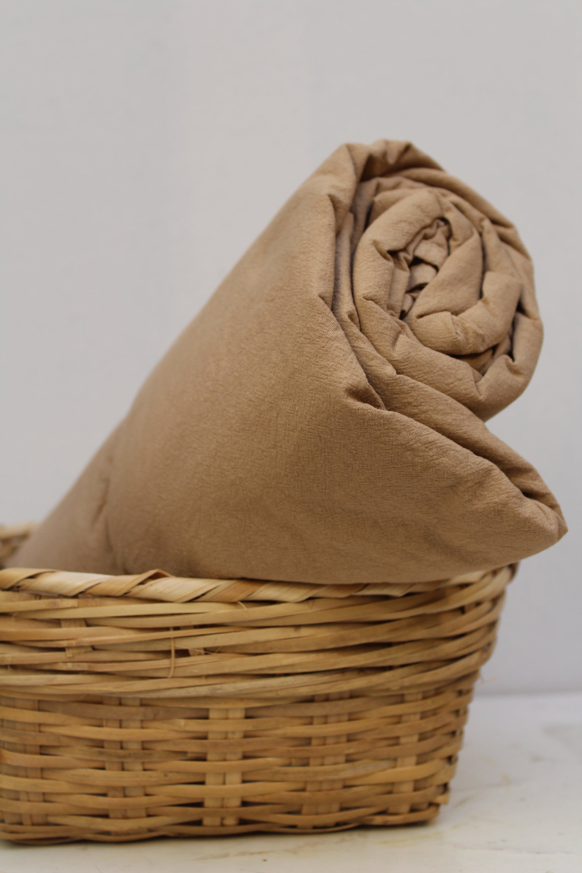 Lakan Crinkle Clay – ihoprullat i en flätad korg