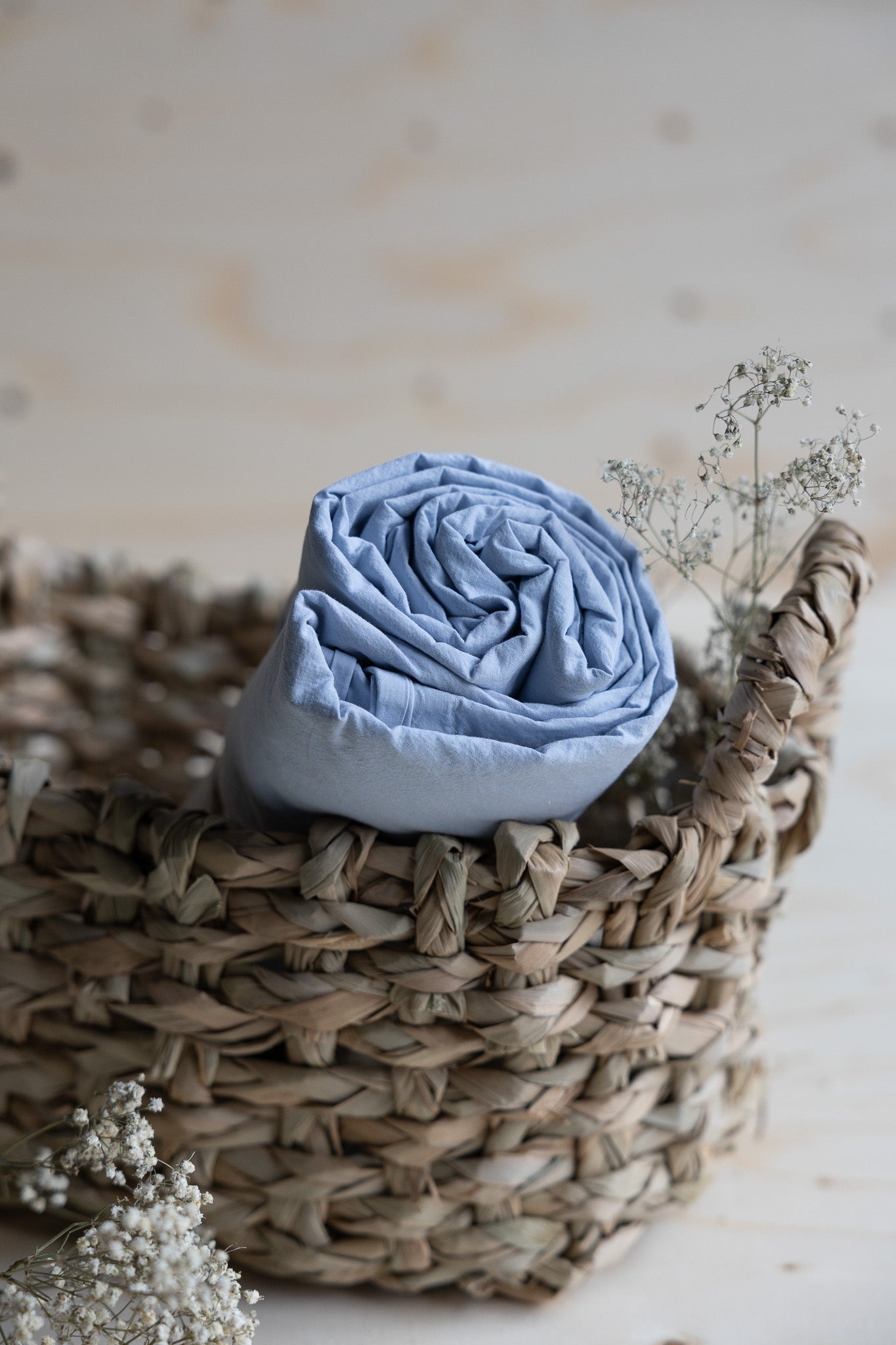 Lakan Crinkle Heavenly – ihoprullat i en flätad korg