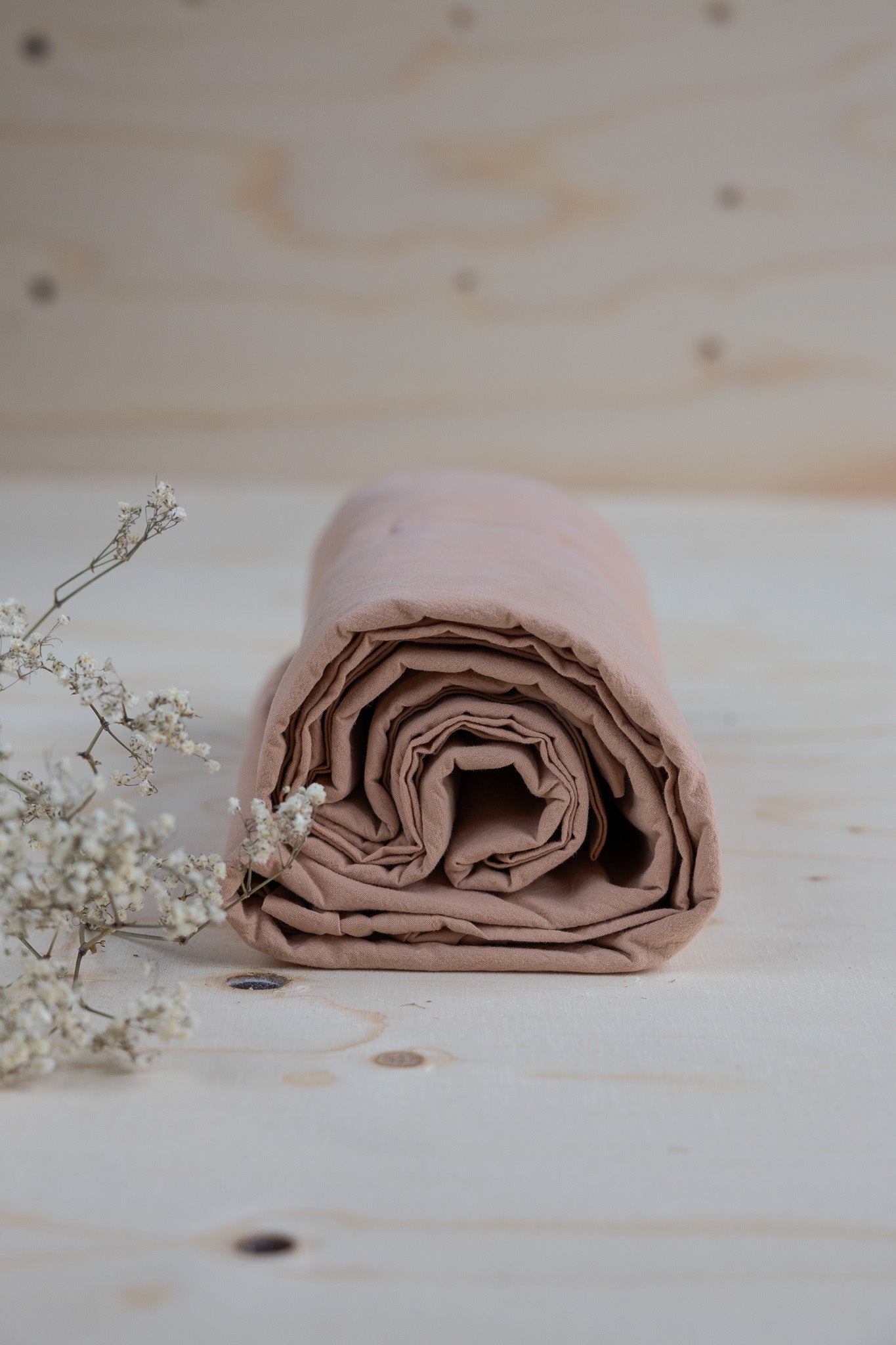 Lakan Crinkle Peach Pink – ihoprullat på träyta