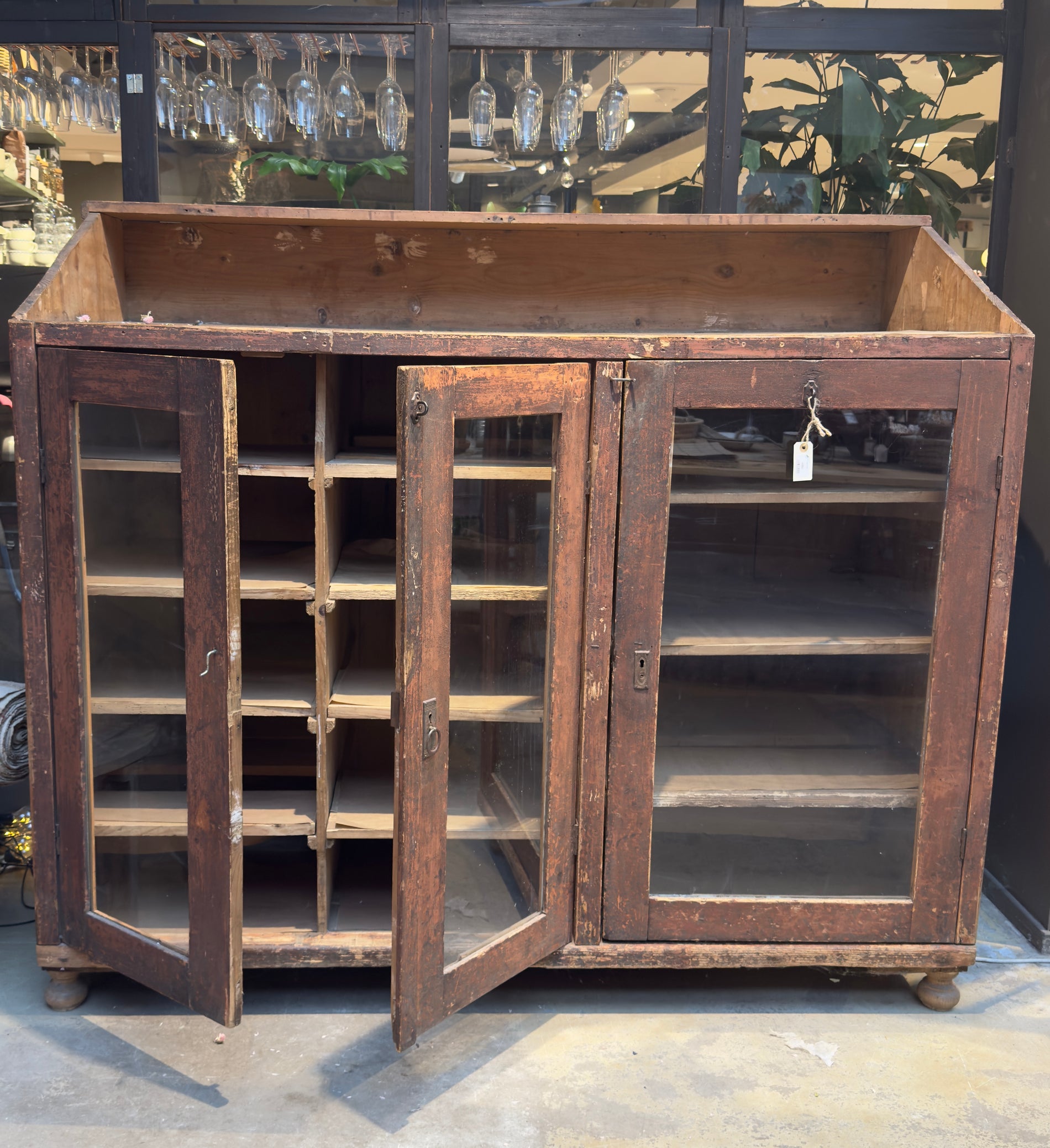 Vintage skåp med glasrutor nr.569