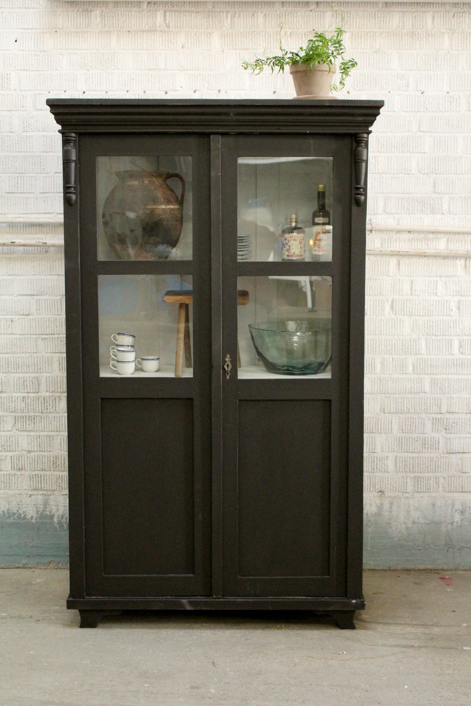 Vintage skåp svart nr. 1714