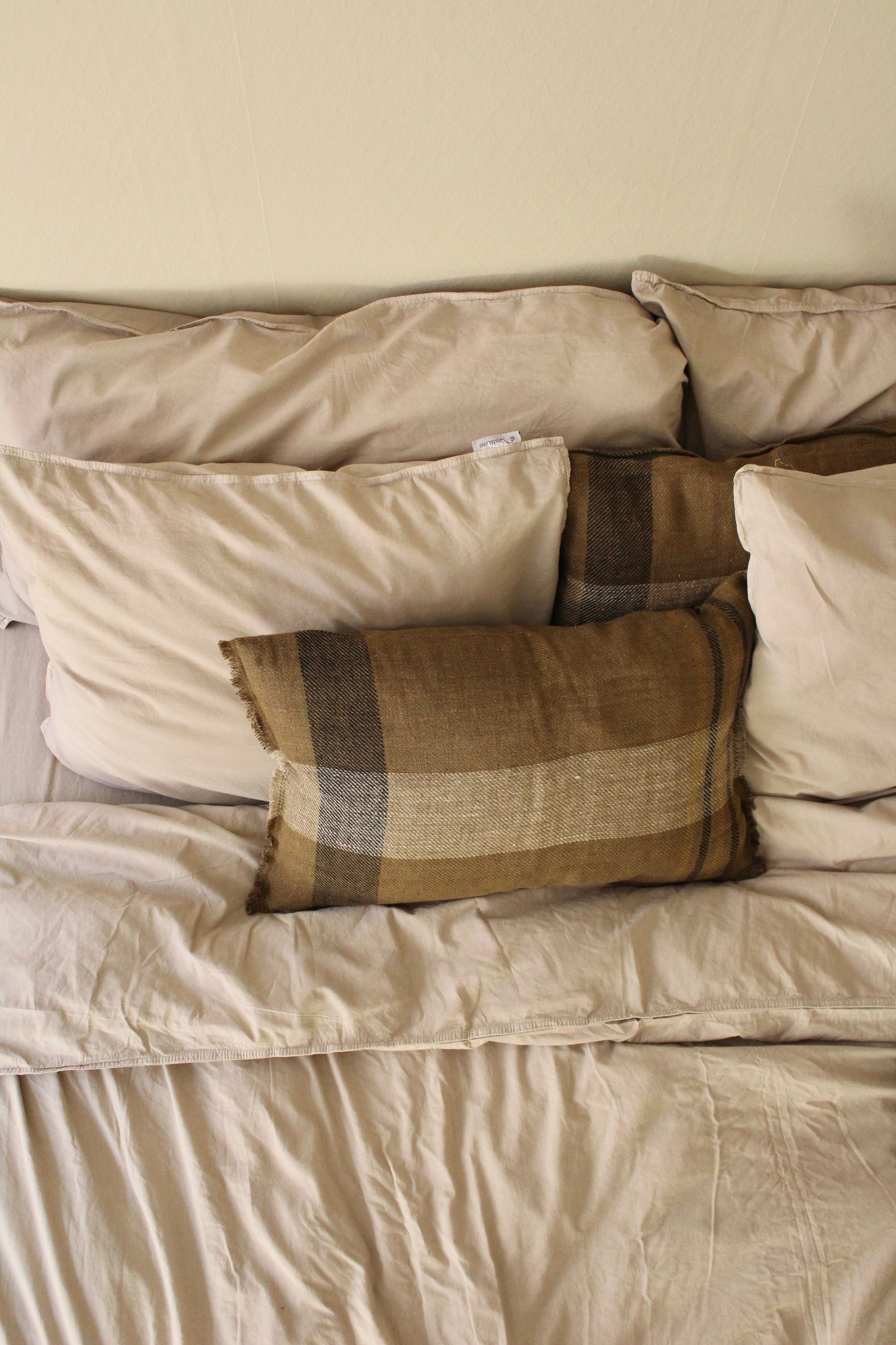 Kuddfodral Crinkle Feather grey (50x90cm)