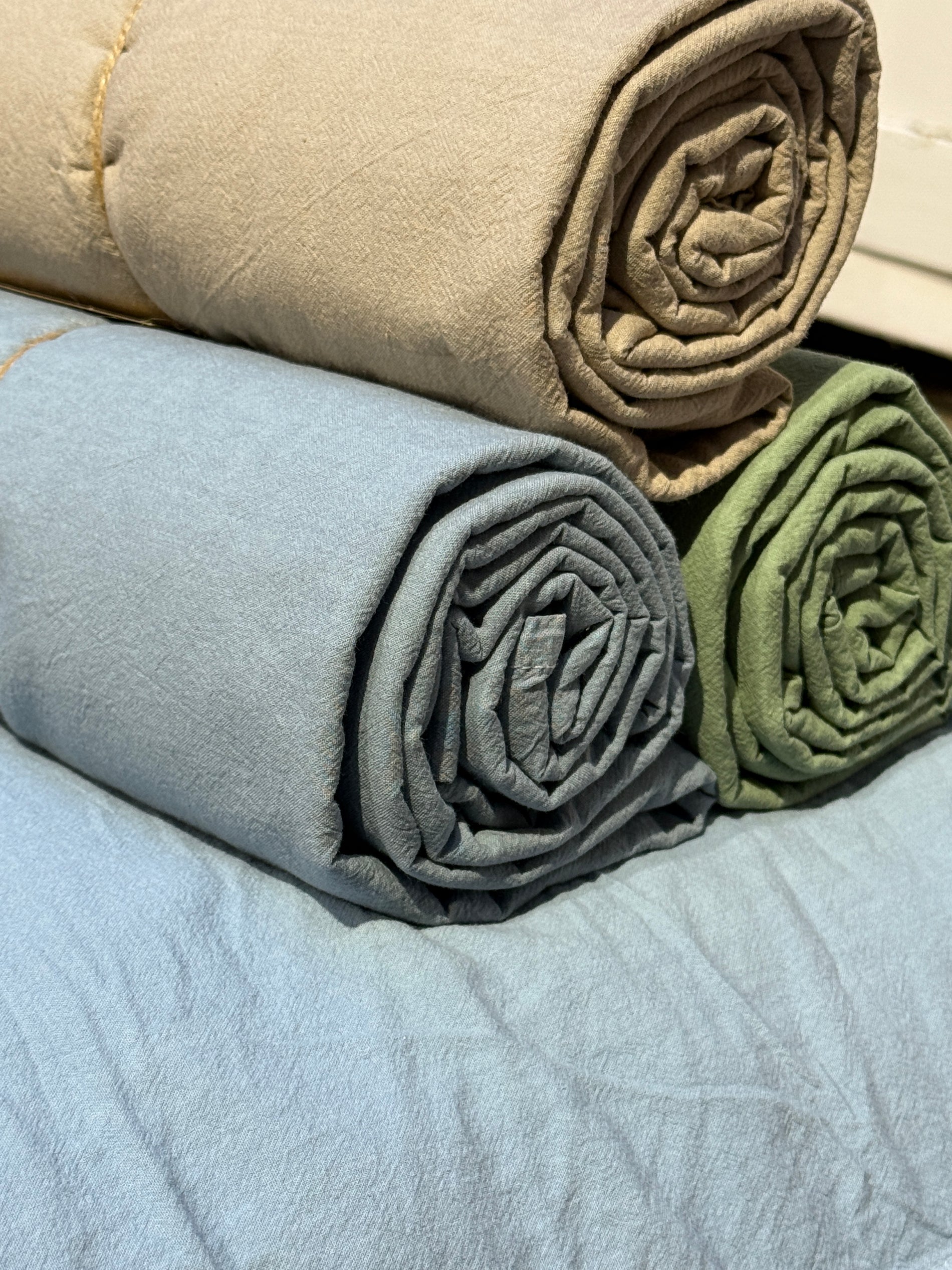 Crinkle-sängkläder – rullade lakan i flera färger