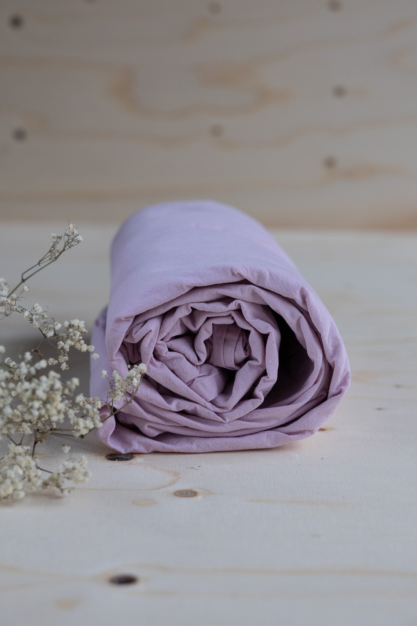 Lakan Crinkle Creamy Violet – ihoprullat på träyta