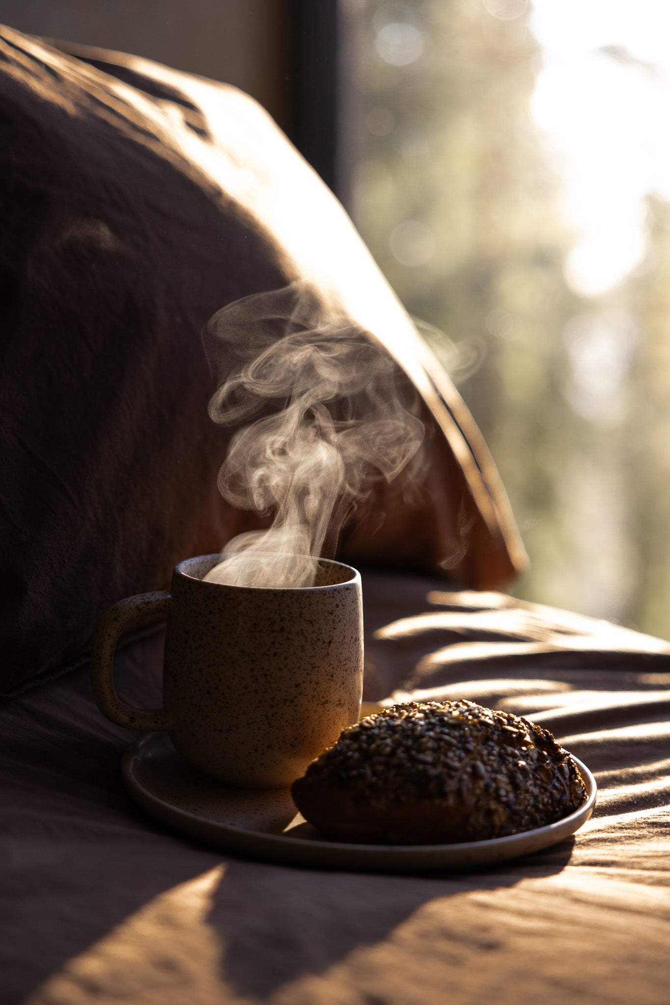 Kuddfodral Crinkle Espresso – sängkläder bredvid en kopp och ett bakverk