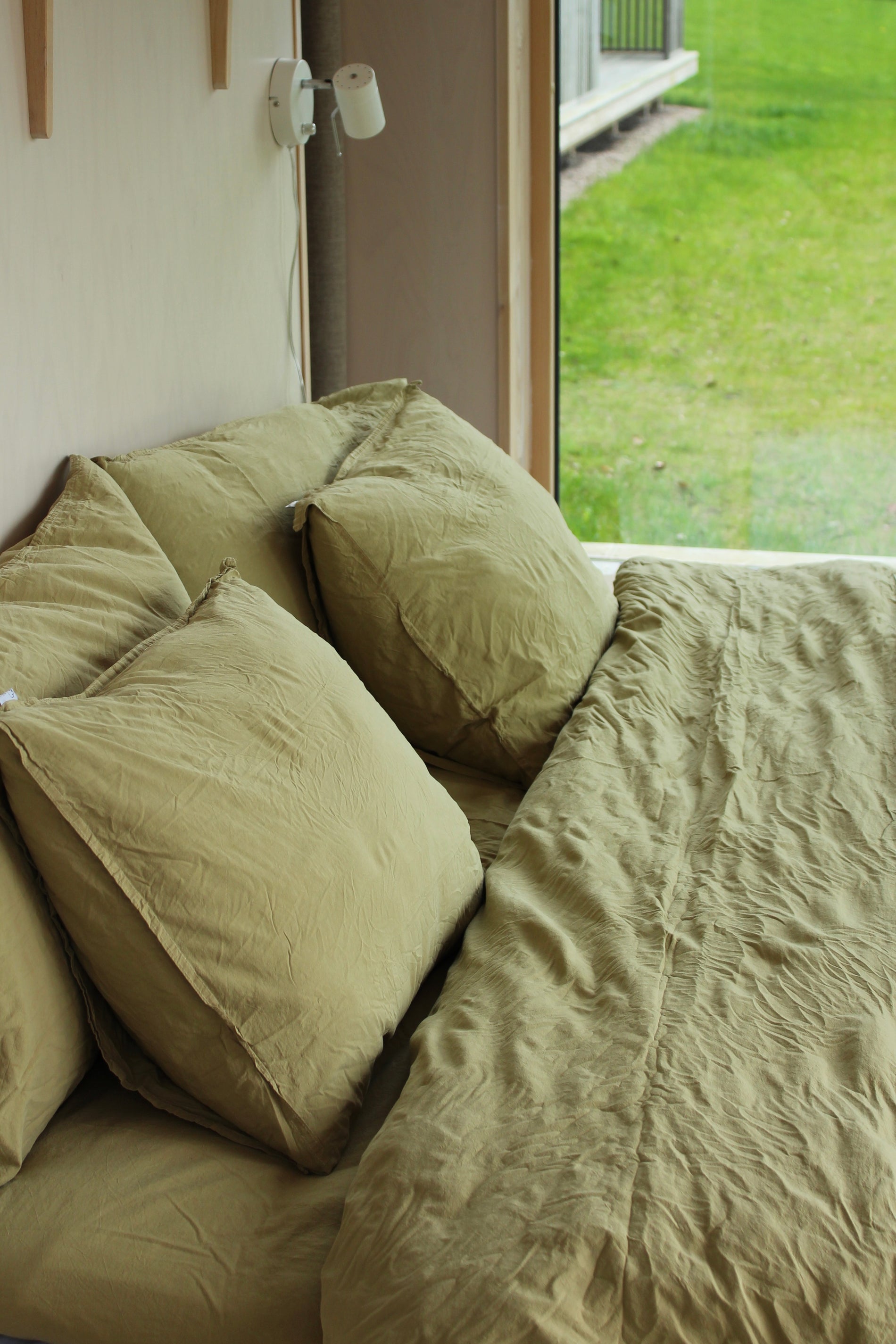 Kuddfodral Crinkle Khaki green – bäddad säng med kuddar