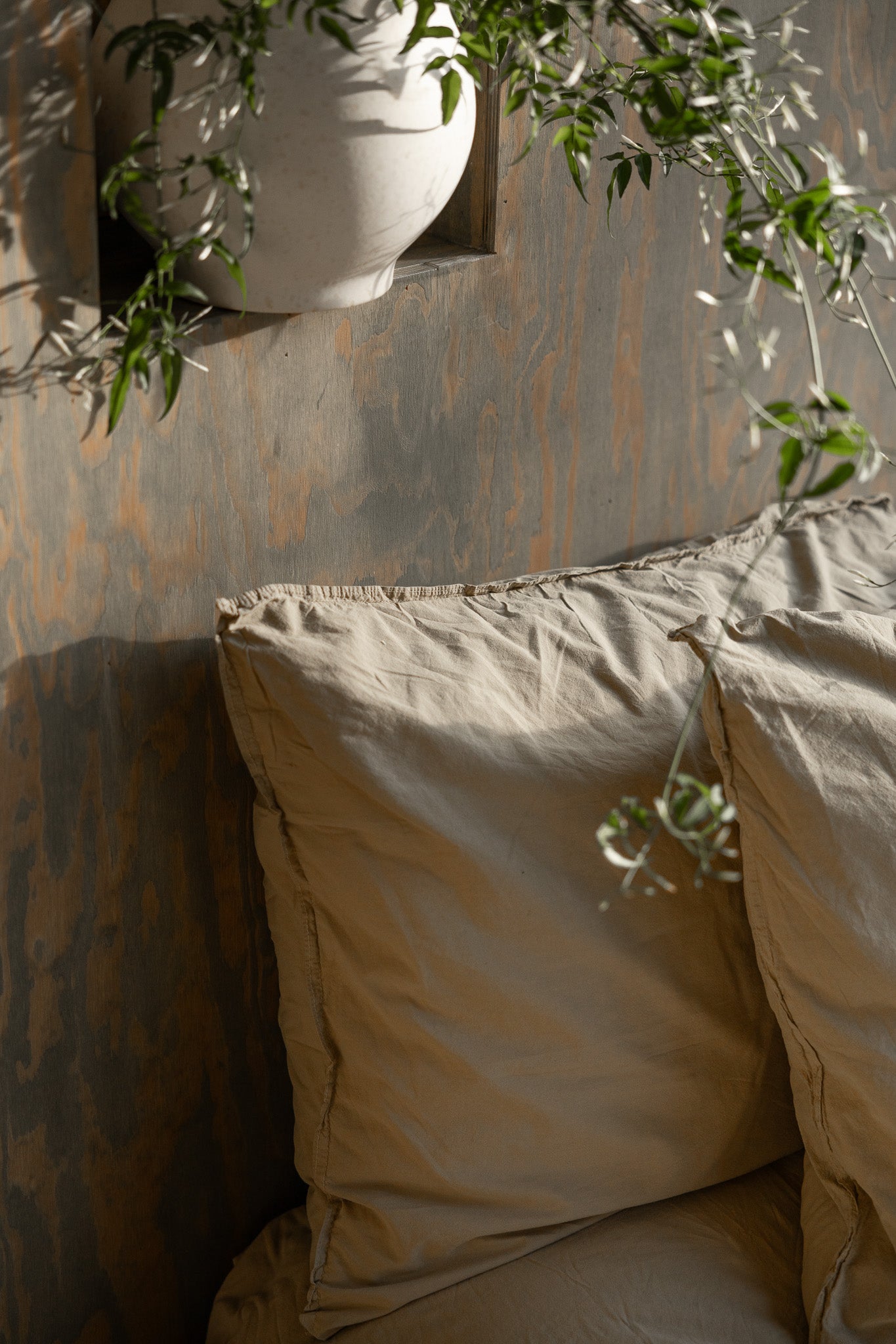 Kuddfodral Crinkle Khaki green – närbild av kudde på säng