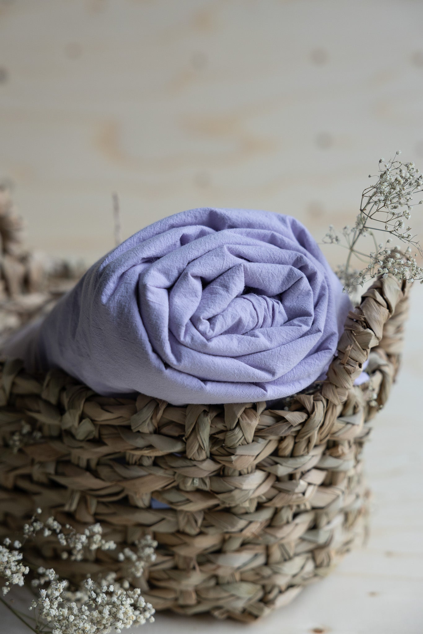 Lakan Crinkle Lilac – ihoprullat i en flätad korg