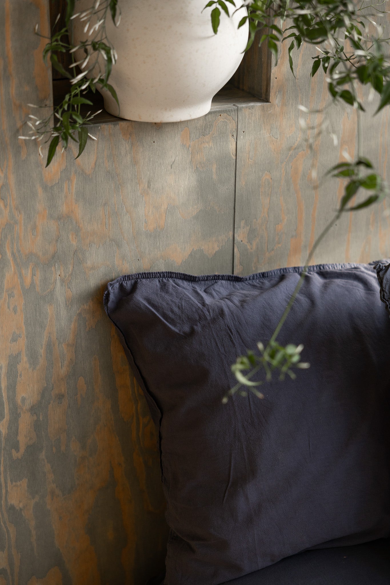 Kuddfodral Crinkle Midnight – närbild av kudde på säng
