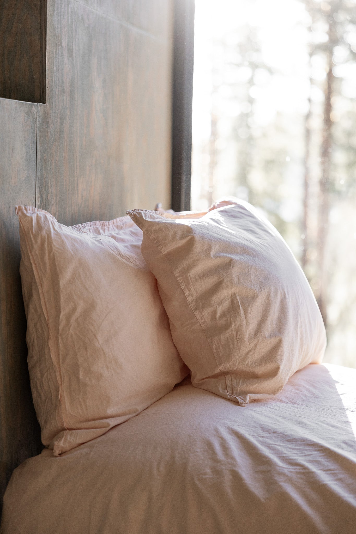 Kuddfodral Crinkle Nude Pink – närbild av kudde på säng