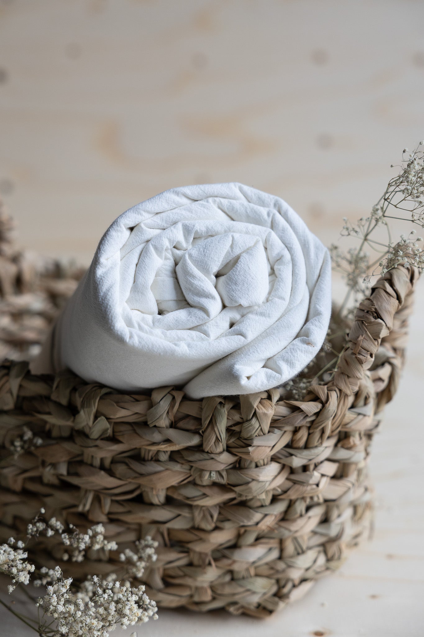 Lakan Crinkle Off White – ihoprullat i en flätad korg