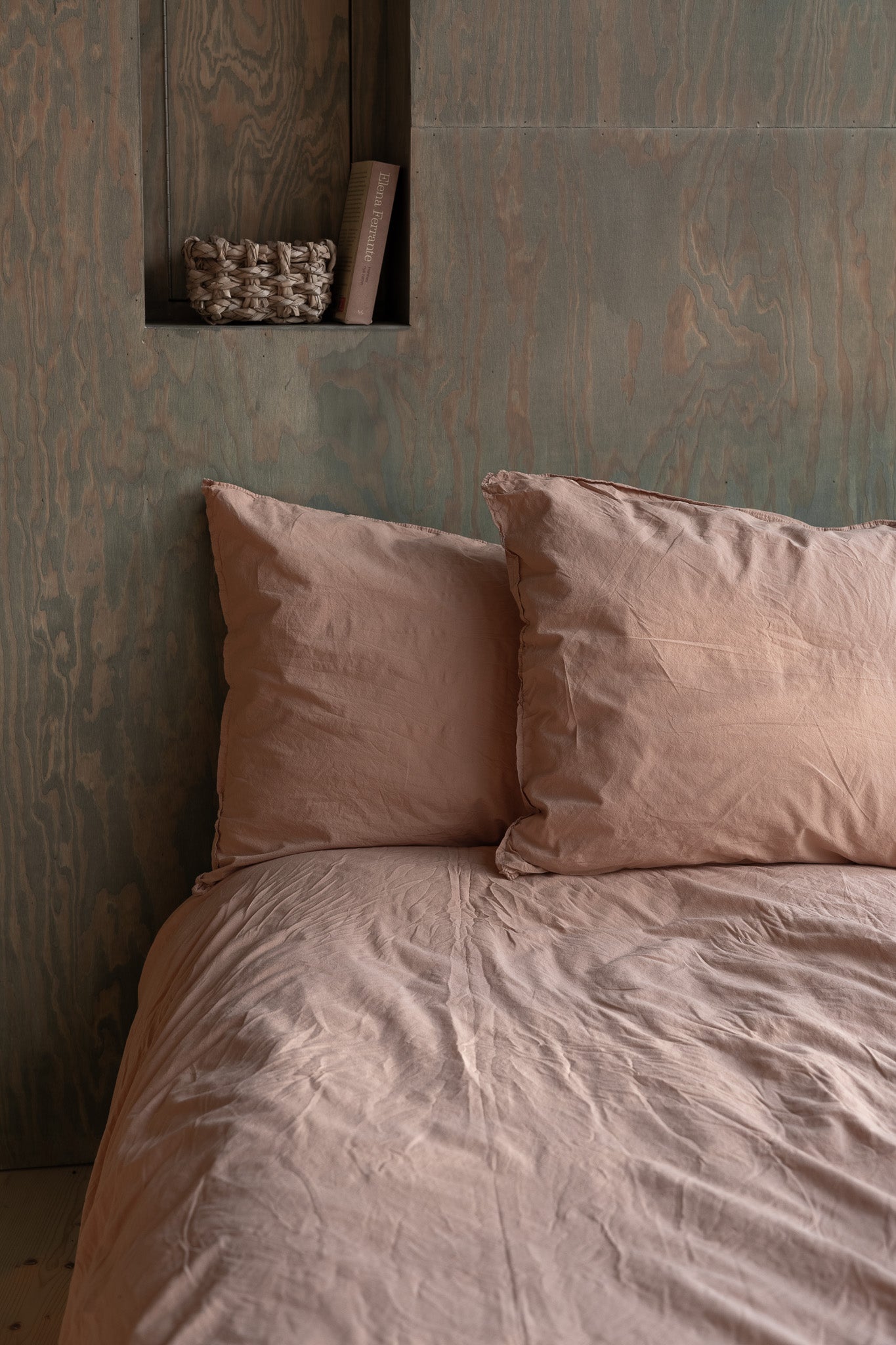 Kuddfodral Crinkle Peach Pink – bäddad säng med kuddar