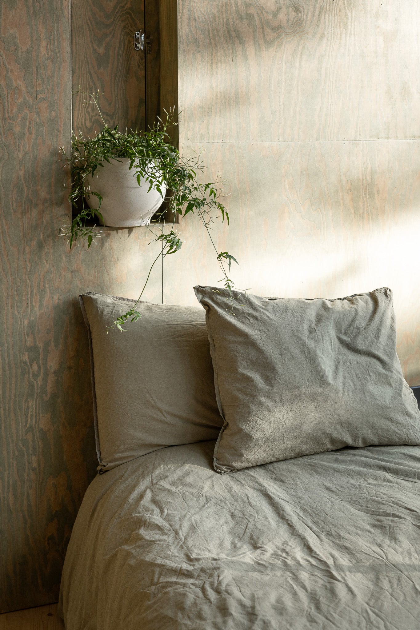 Kuddfodral Crinkle Sage – bäddad säng med kuddar